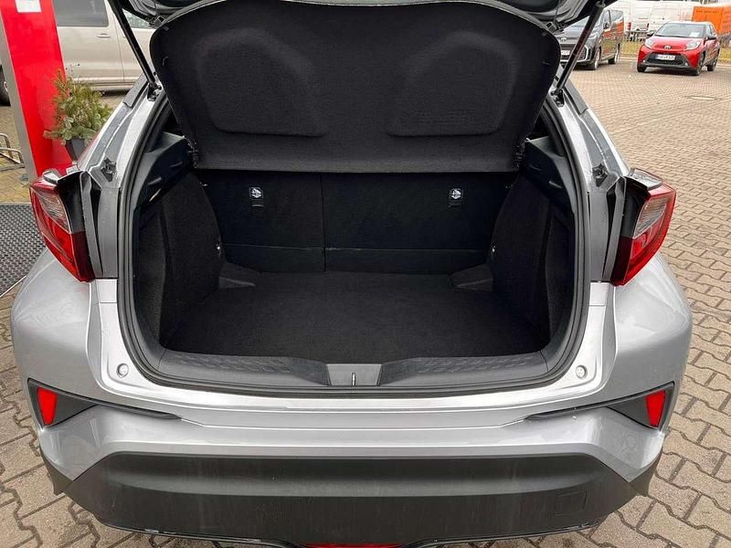 Gebraucht Toyota C-HR 122 PS (89 kW) 2022 Silver metallic SUV