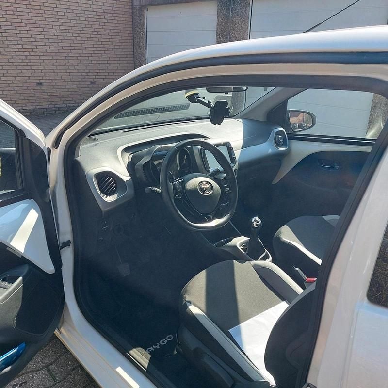Gebraucht Toyota Aygo 69 PS (50 kW) 2016 Weiß Kleinwagen