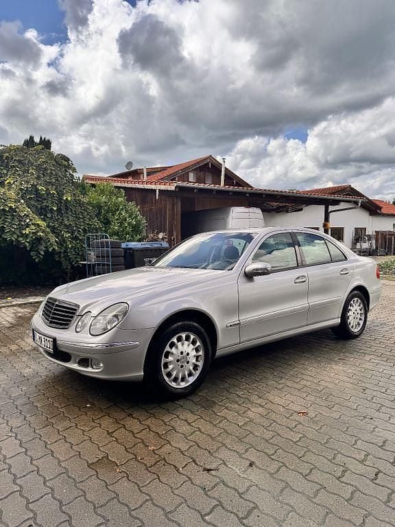 Silber Gebraucht 2004 Mercedes E240 Avantgarde Limousine | 3.000 € (Guter Preis) - Bild 1/4