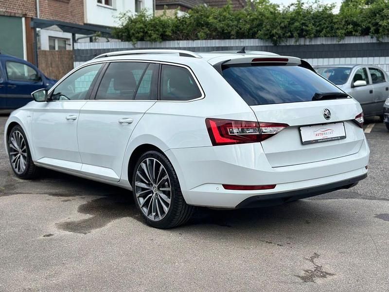 Gebraucht Skoda Superb LAURIN & KLEMENT 190 PS (139 kW) 2015 Weiß Kombi