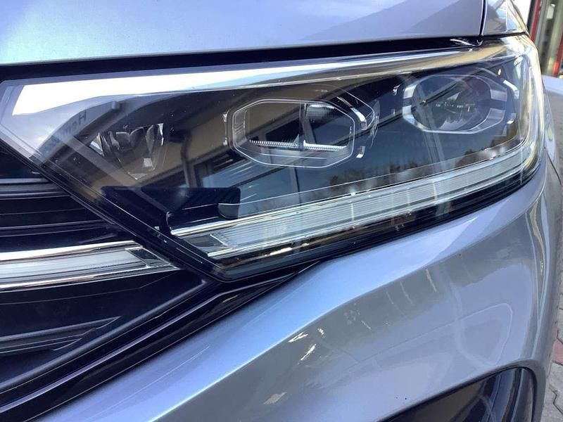 Gebraucht VW T-Roc R-line 150 PS (110 kW) 2024 Silber / pyrit silber (metallic) SUV