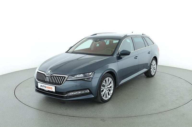Grau Gebraucht 2022 Skoda Superb Style Kombi | 27.390 € (Fairer Preis) - Bild 1/3