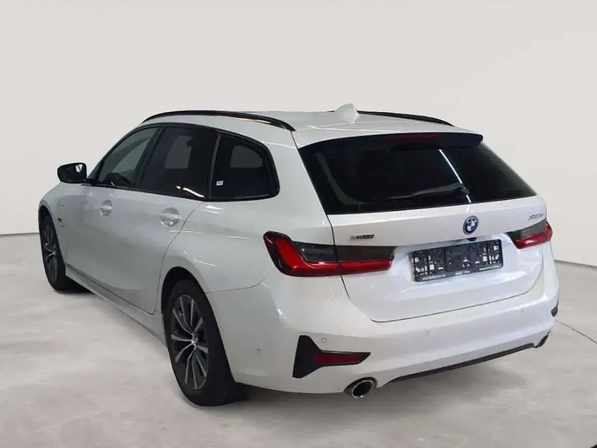 Gebraucht BMW 330 Sport Line 184 PS (135 kW) 2022 Mineralweiß metallic Kombi