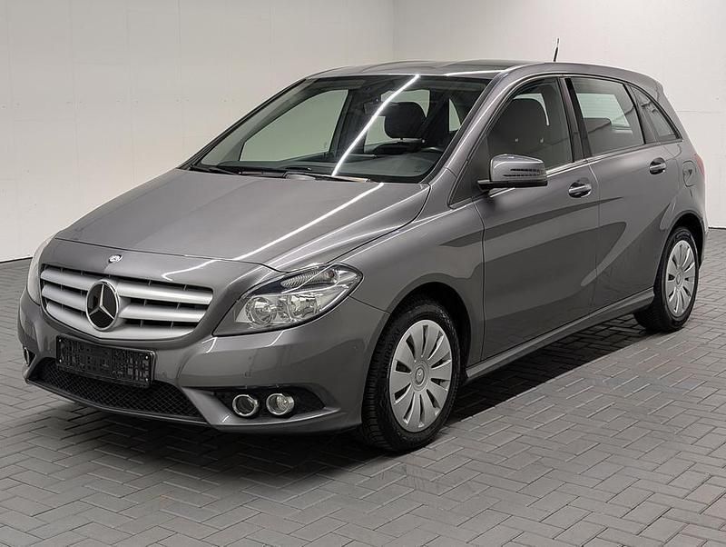 Grau (mountaingrau met.) Gebraucht 2014 Mercedes B220 Van / Kleinbus | 14.980 € (Fairer Preis) - Bild 1/4