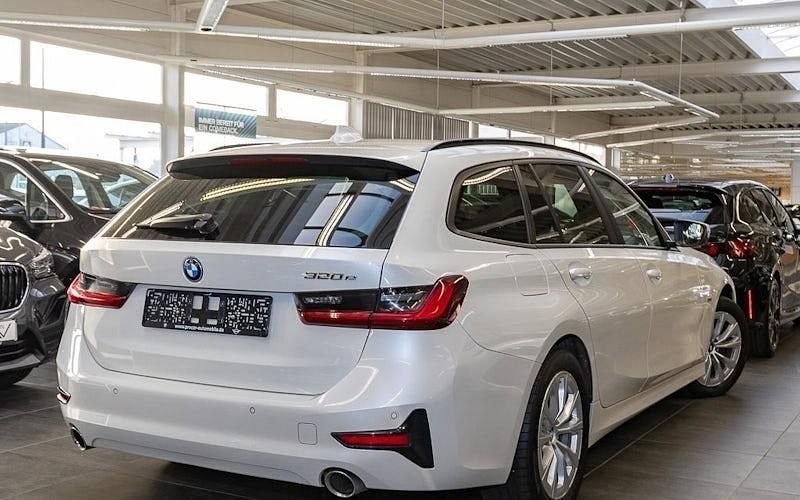 Gebraucht BMW 320e Advantage 204 PS (150 kW) 2022 Weiß Kombi