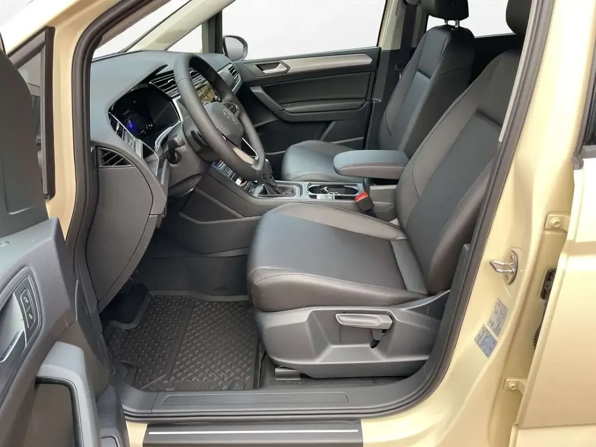 Neu VW Touran Trendline 150 PS (110 kW) 2026 Hellelfenbein Van / Kleinbus