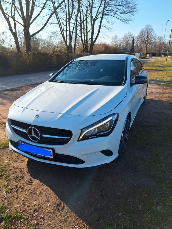 Weiß Gebraucht 2016 Mercedes CLA200 Shooting Brake Urban Kombi | 18.999 € (Fairer Preis) - Bild 1/4