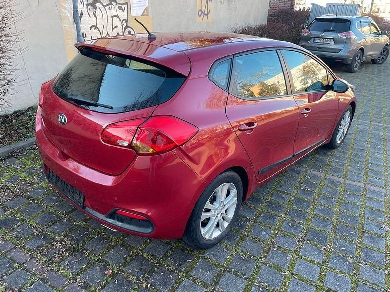 Gebraucht Kia Ceed Edition 7 99 PS (72 kW) 2012 Rot Kleinwagen