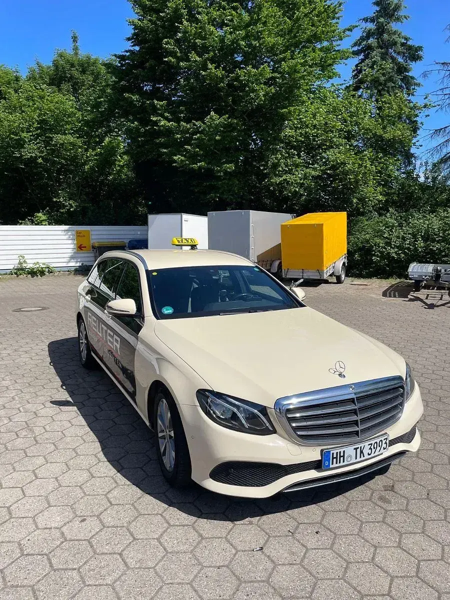 Usado Mercedes E220 194 CV (142 kW) 2021 Amarillo Familiar
