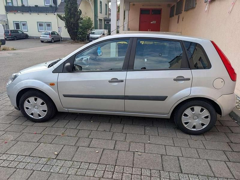Silber Gebraucht 2007 Ford Fiesta Ambiente Kleinwagen | 2.400 € (Fairer Preis) - Bild 1/4