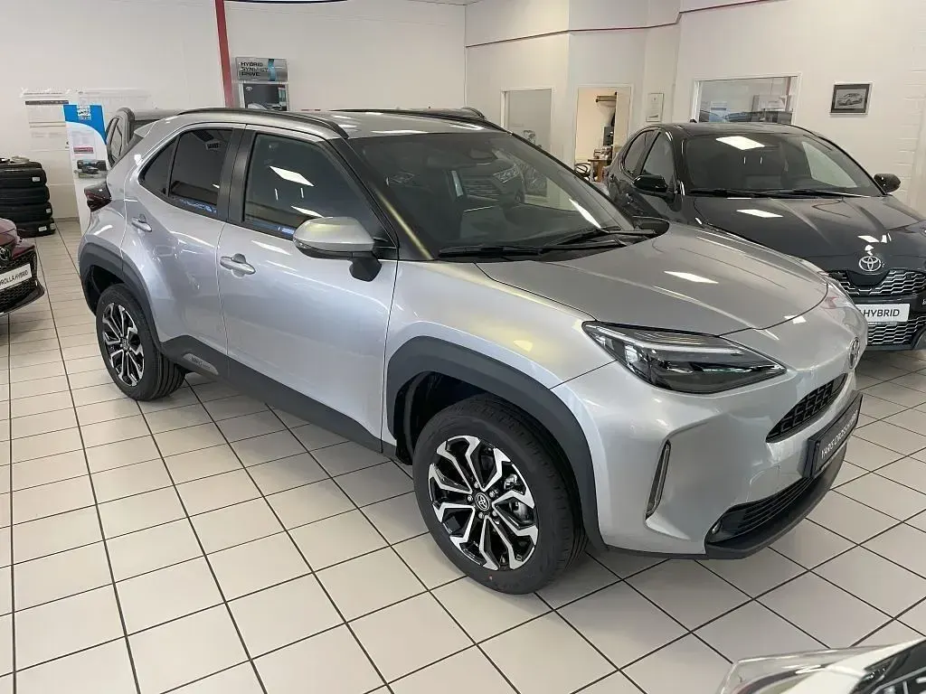 Gebraucht Toyota Yaris Cross 131 PS (96 kW) 2025 Silber SUV