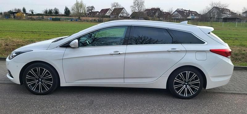 Weiß Gebraucht 2017 Hyundai i40 Kombi | 11.900 € (Etwas zu teuer) - Bild 1/4