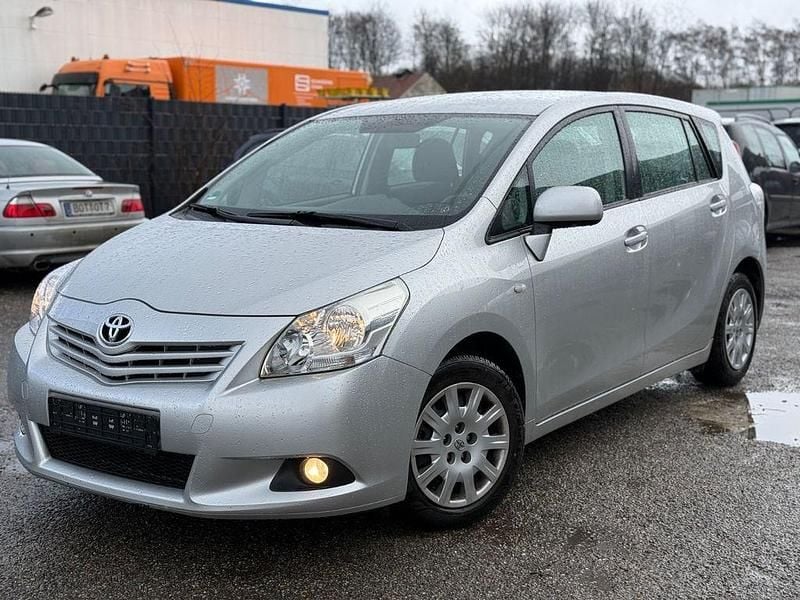Gebraucht Toyota Verso 147 PS (108 kW) 2009 Silber Van / Kleinbus
