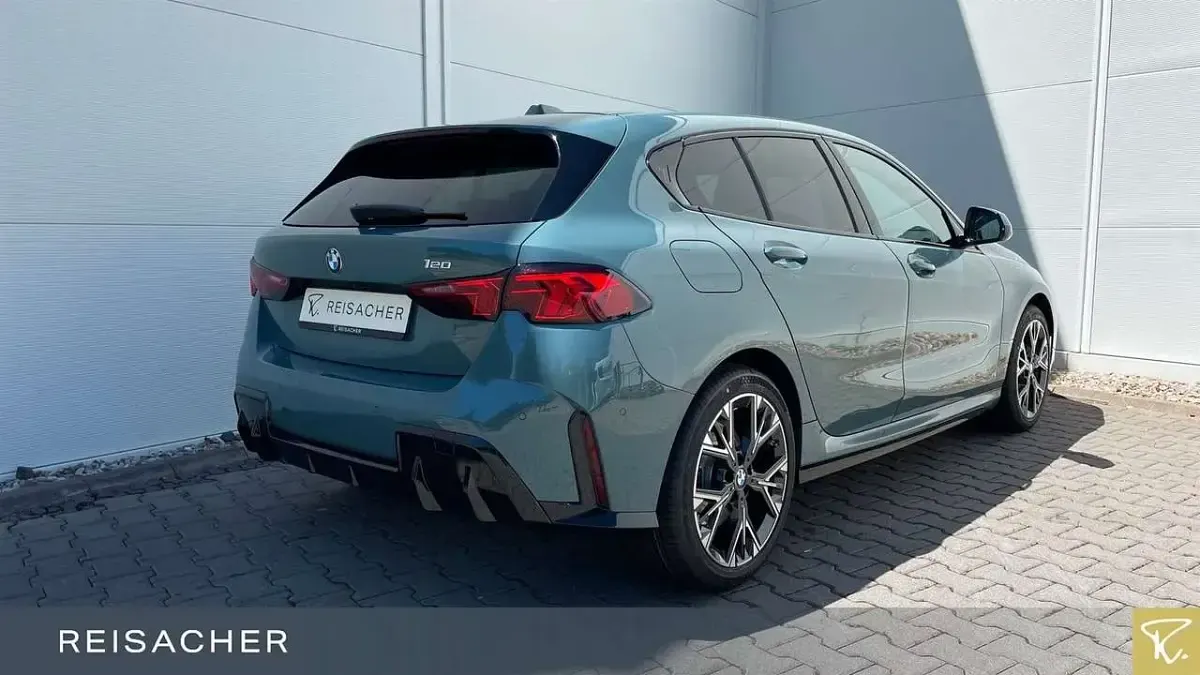 Neu BMW 120 Performance 170 PS (125 kW) 2026 Cape york grün metallic Kleinwagen