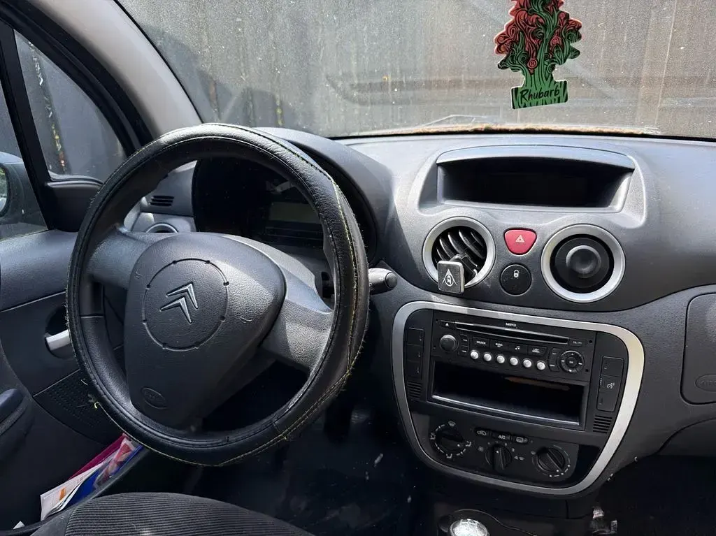 Usado Citroën C3 Exclusive 68 CV (50 kW) 2008 Plateado Berlina