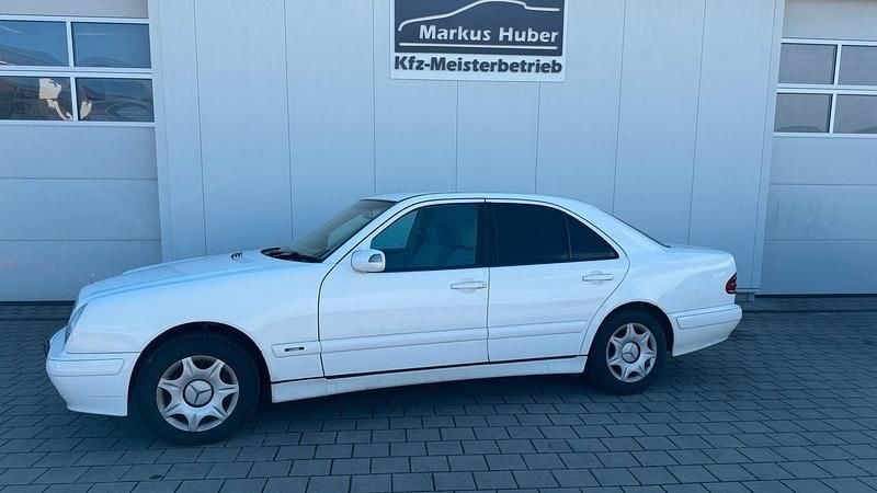 Gebraucht Mercedes E220 115 PS (84 kW) 2000 Weiß Limousine