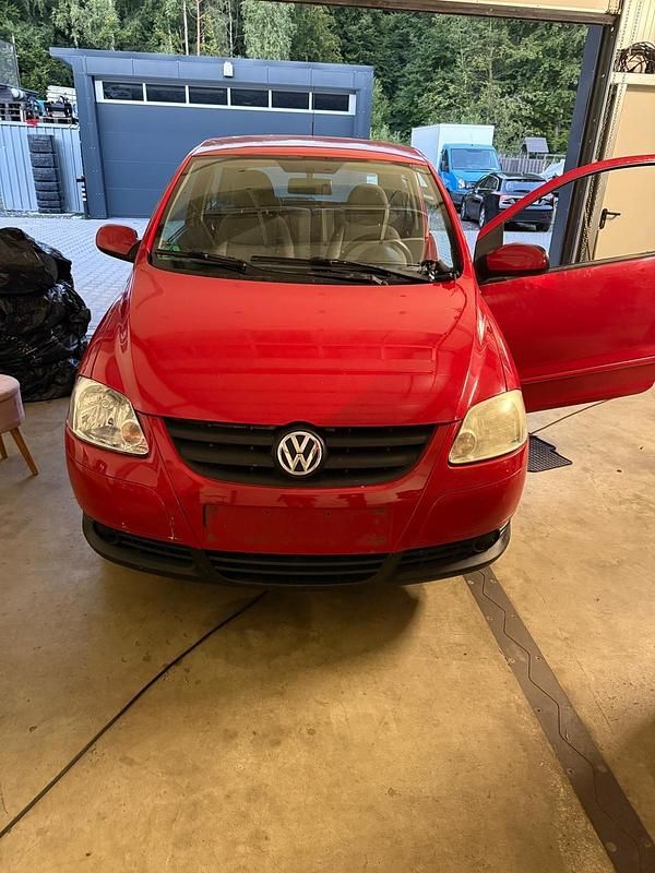 Rot Gebraucht 2010 VW Fox Kleinwagen | 500 € (Fairer Preis) - Bild 1/4