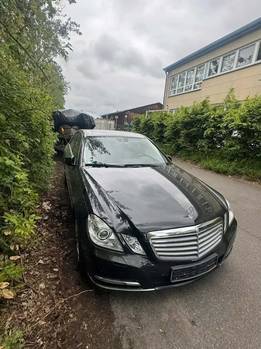 Używany Mercedes E220 170 KM (125 kW) 2011 Czarny Sedan/Limuzyna