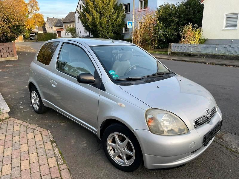 Silber Gebraucht 2000 Toyota Yaris Kleinwagen | 980 € (Superpreis) - Bild 1/4