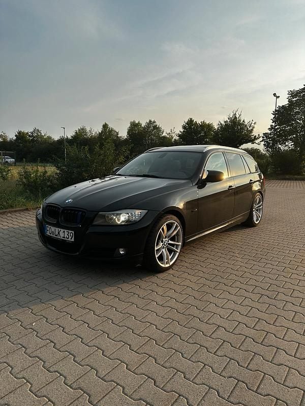 Schwarz Gebraucht 2011 BMW 330 Kombi | 12.800 € - Bild 1/4