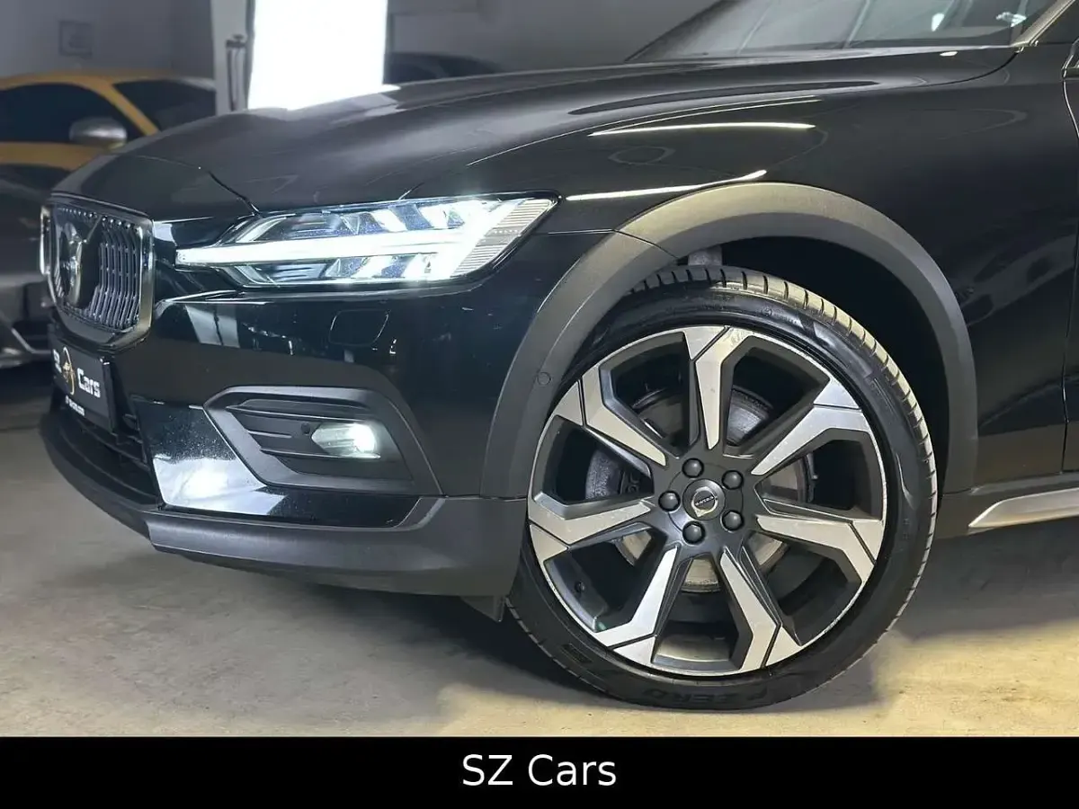 Second-hand Volvo V60 CC Ultimate 197 CP (144 kW) 2023 Negru Break