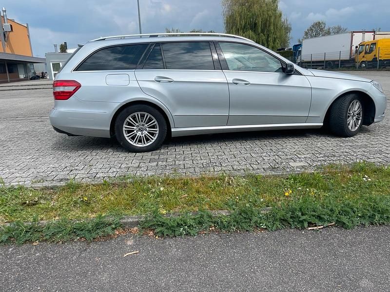 Gebraucht Mercedes E220 170 PS (125 kW) 2011 Silber Kombi