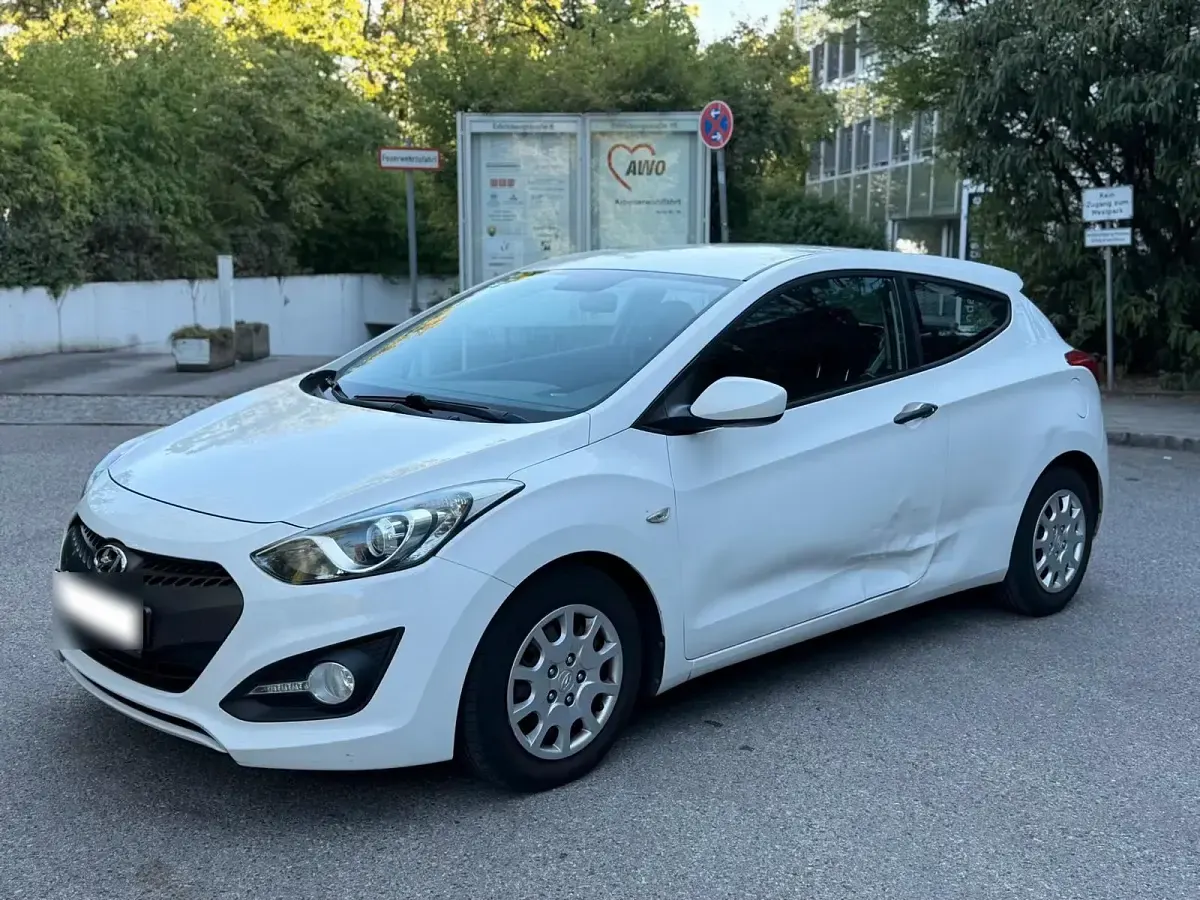 Gebraucht Hyundai i30 90 PS (66 kW) 2013 Weiß Limousine