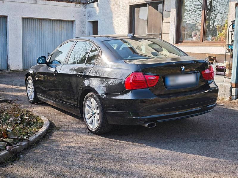 Gebraucht BMW 320 177 PS (130 kW) 2008 Schwarz Limousine