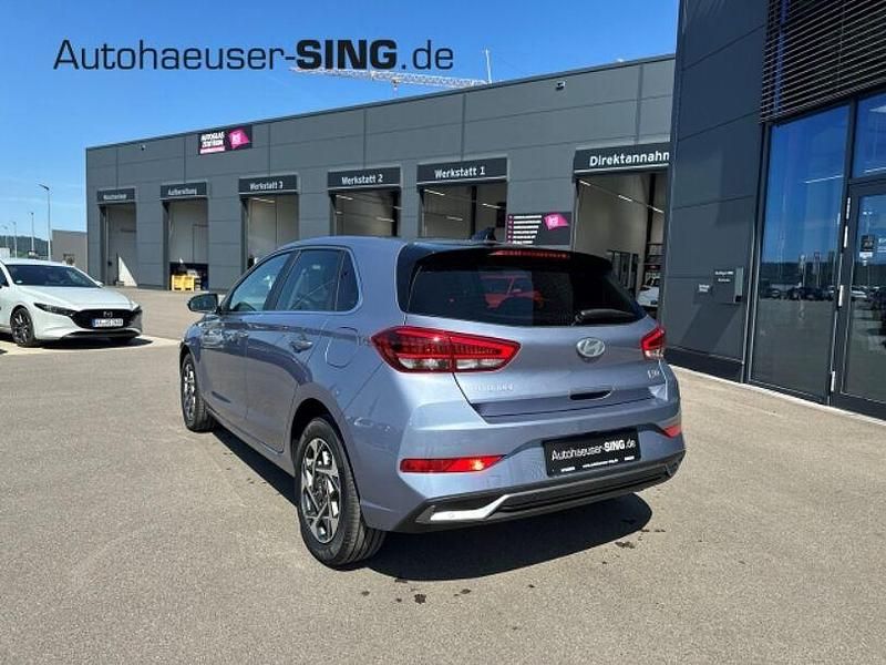 Neu Hyundai i30 140 PS (102 kW) 2025 Blau Limousine