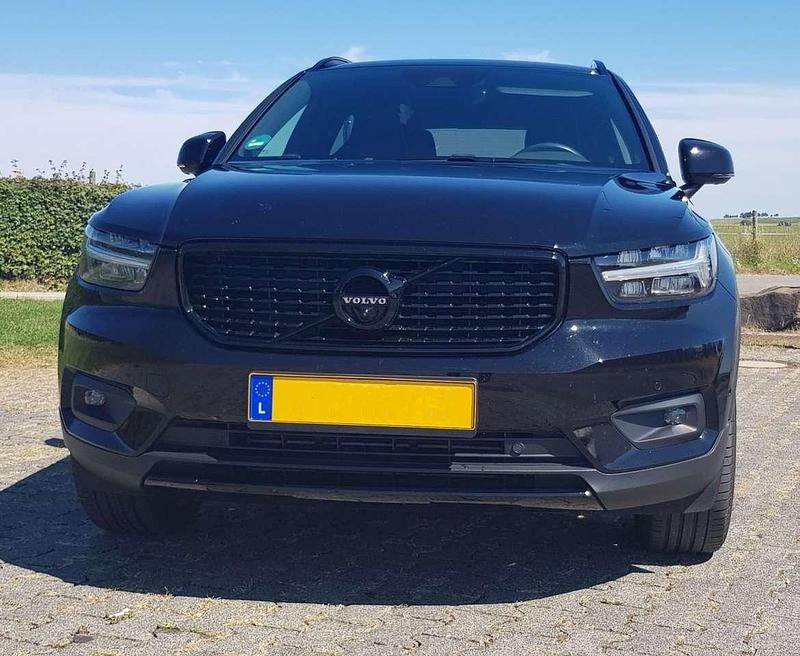 Schwarz Gebraucht 2021 Volvo XC40 R-Design SUV | 28.400 € (Teuer) - Bild 1/3