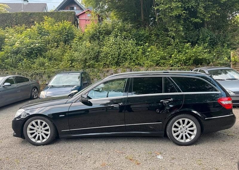 Schwarz Gebraucht 2011 Mercedes E220 Kombi | 8.000 € (Superpreis) - Bild 1/4