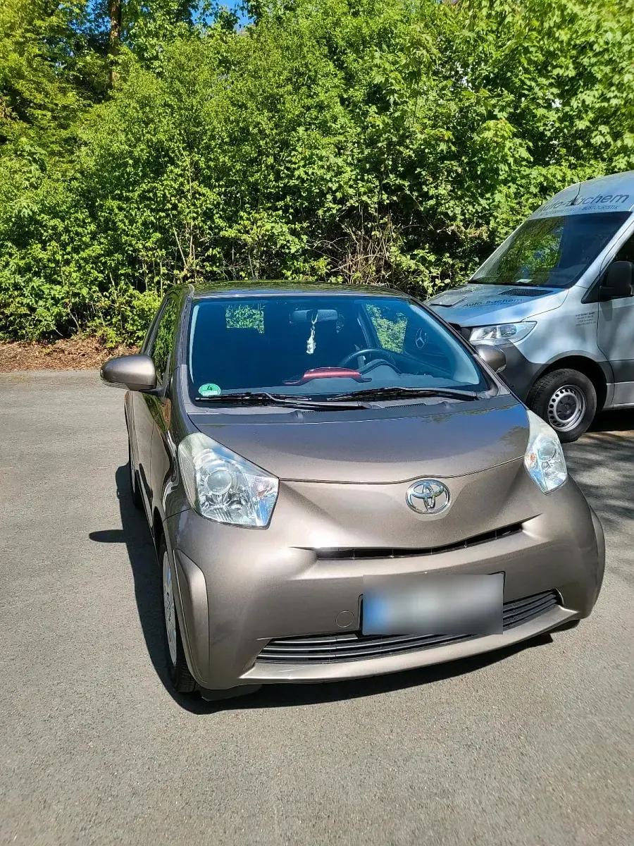 Gebraucht Toyota iQ 68 PS (50 kW) 2012 Braun Kleinwagen