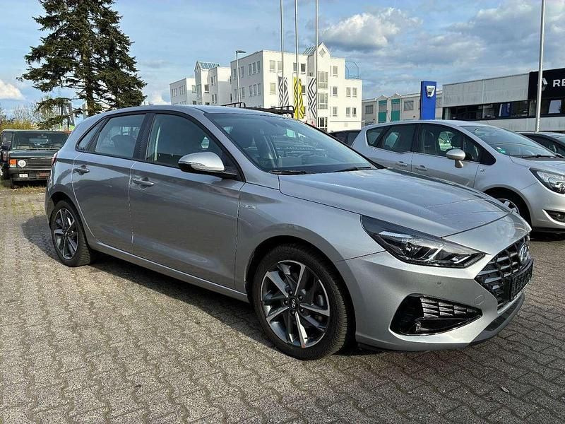 Gebraucht Hyundai i30 Trend 120 PS (88 kW) 2023 Silber Limousine