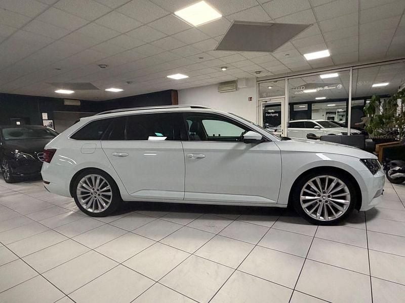 Gebraucht Skoda Superb Style 190 PS (139 kW) 2016 Weiß Kombi