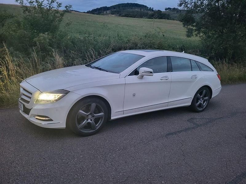 Weiß Gebraucht 2013 Mercedes CLS350 Shooting Brake Kombi | 11.900 € (Guter Preis) - Bild 1/4