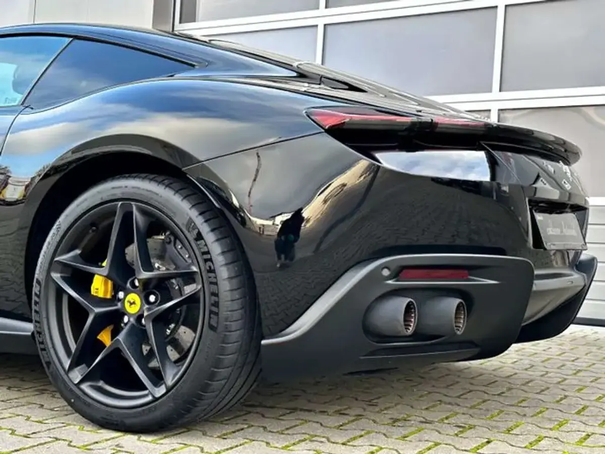 Second-hand Ferrari Roma 620 CP (456 kW) 2022 Negru Coupe