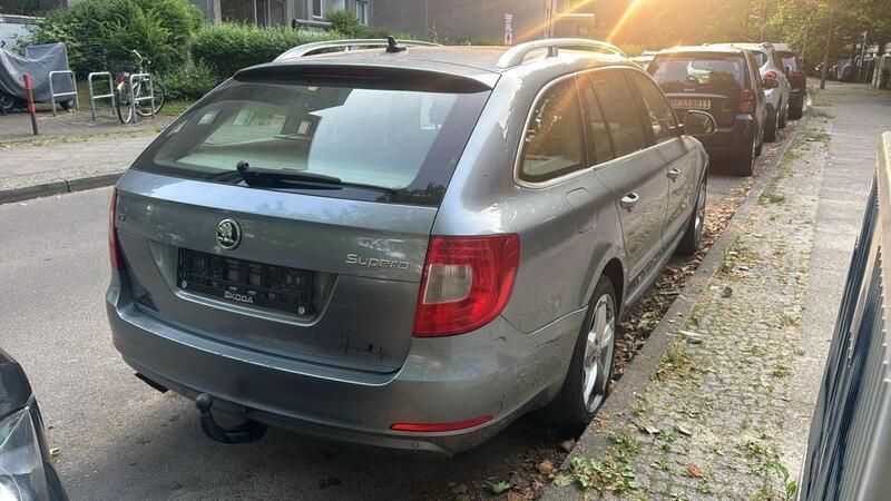 Grau Gebraucht 2010 Skoda Superb Kombi | 3.490 € (Superpreis) - Bild 1/4