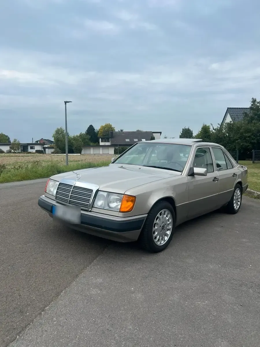 Gebraucht Mercedes E230 134 PS (98 kW) 1990 Grau Limousine