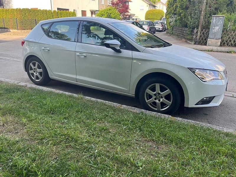 Weiß Gebraucht 2015 Seat Leon Limousine | 6.900 € (Fairer Preis) - Bild 1/4