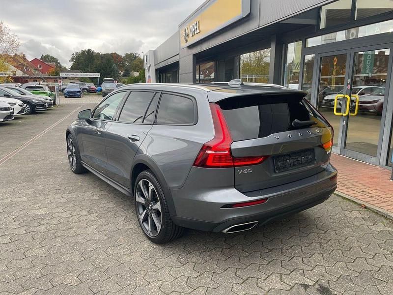 Gebraucht Volvo V60 CC Pro 197 PS (144 kW) 2021 Osmium graumetallic Kombi