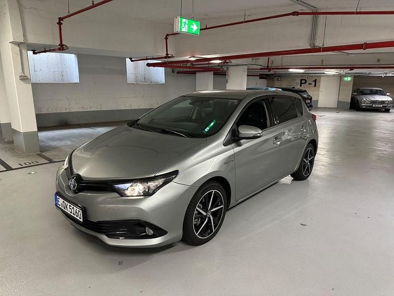 Grau Gebraucht 2019 Toyota Auris Hybrid Kleinwagen | 15.750 € (Fairer Preis) - Bild 1/4