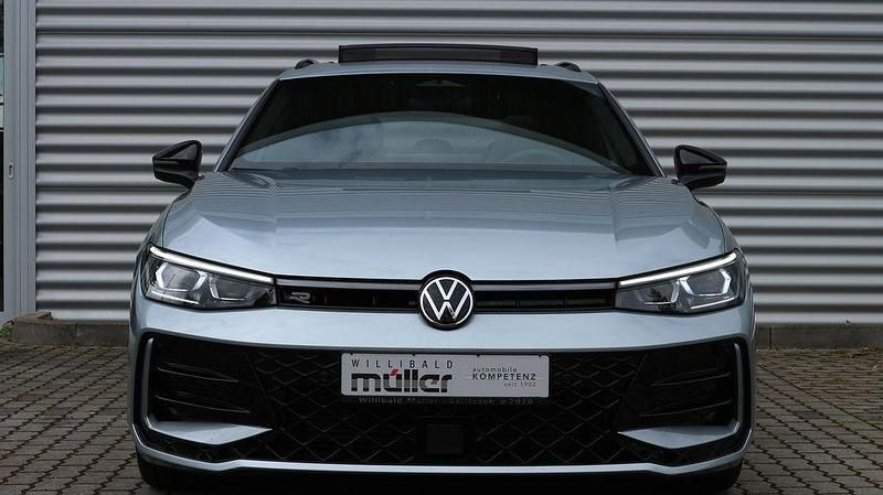 Gebraucht VW Passat R-line 150 PS (110 kW) 2024 Oyster silver metallic Kombi