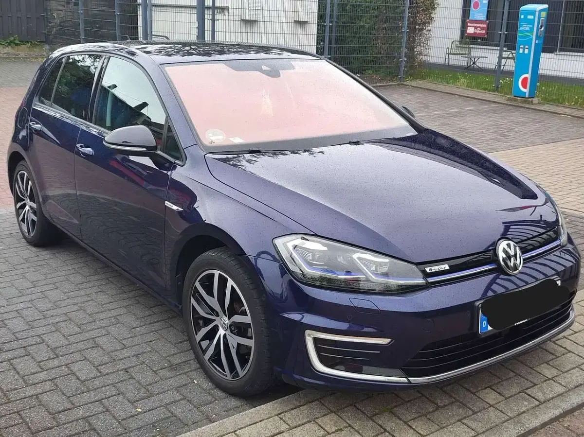 Gebraucht VW e-Golf 100 kW (136 PS) 2019 Blau Kleinwagen