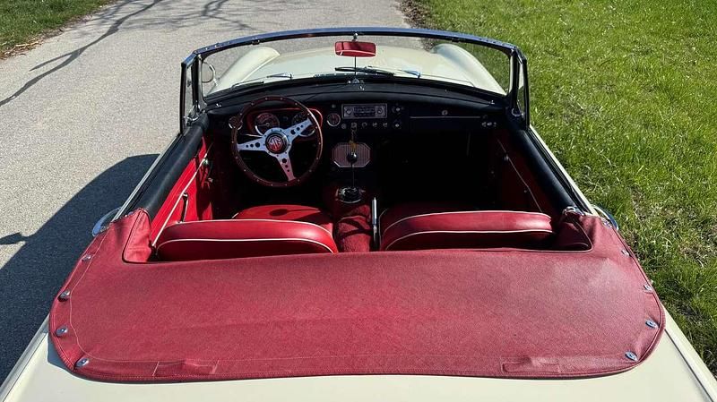 Second-hand MG B 95 CP (69 kW) 1966 Bej Cabrio