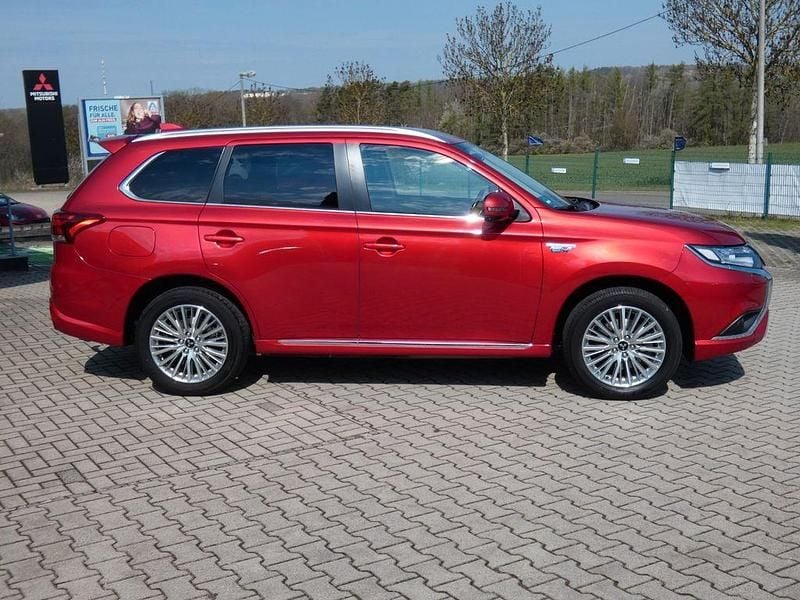 Gebraucht Mitsubishi Outlander P-HEV Basis 135 PS (99 kW) 2020 Rot SUV