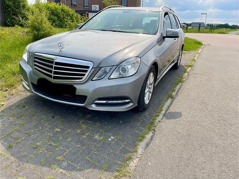 Grau Gebraucht 2012 Mercedes E220 Avantgarde Kombi | 10.000 € (Guter Preis) - Bild 1/4