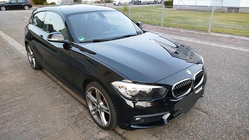 Schwarz Gebraucht 2017 BMW 118 Kleinwagen | 9.500 € (Superpreis) - Bild 1/4
