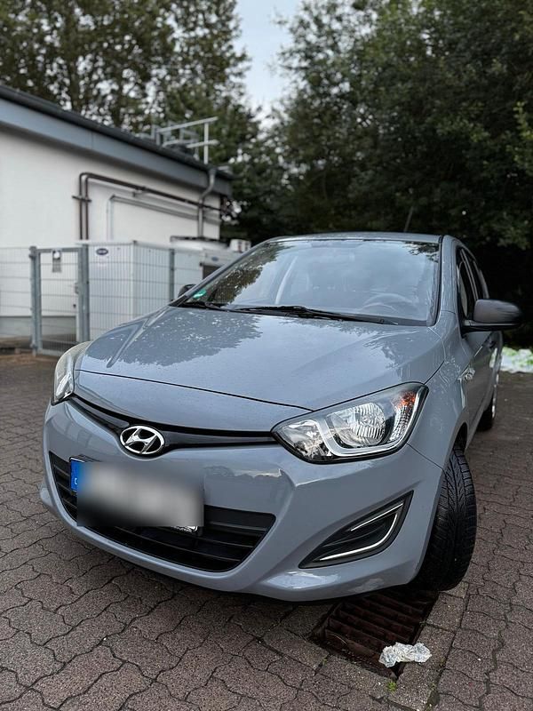 Grau Gebraucht 2014 Hyundai i20 Kleinwagen | 4.950 € - Bild 1/4