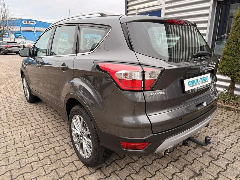 Gebraucht Ford Kuga Titanium 150 PS (110 kW) 2018 Grau (metallic) SUV