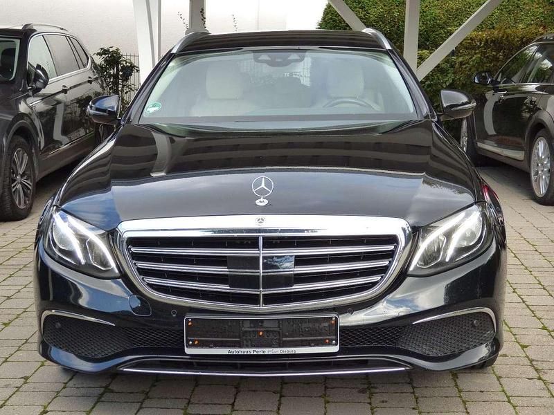 Gebraucht Mercedes E350 Avantgarde 286 PS (210 kW) 2019 Ung. schwarz  unilack Kombi